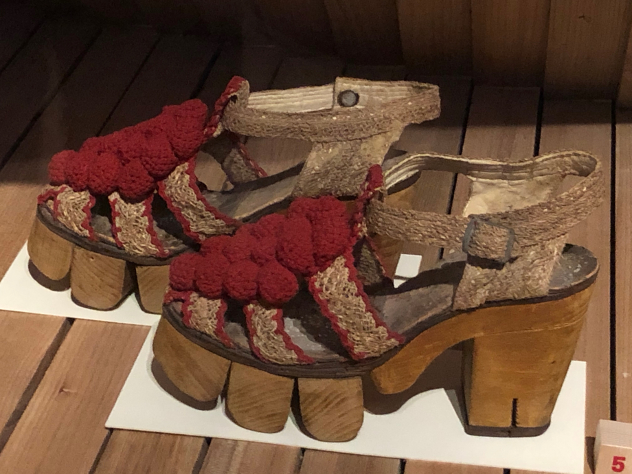 Paire de sandales pour femme vers 1942
France
Coton crocheté, raphia tressé, bois et liège
Paris, Musée des Arts Décoratifs