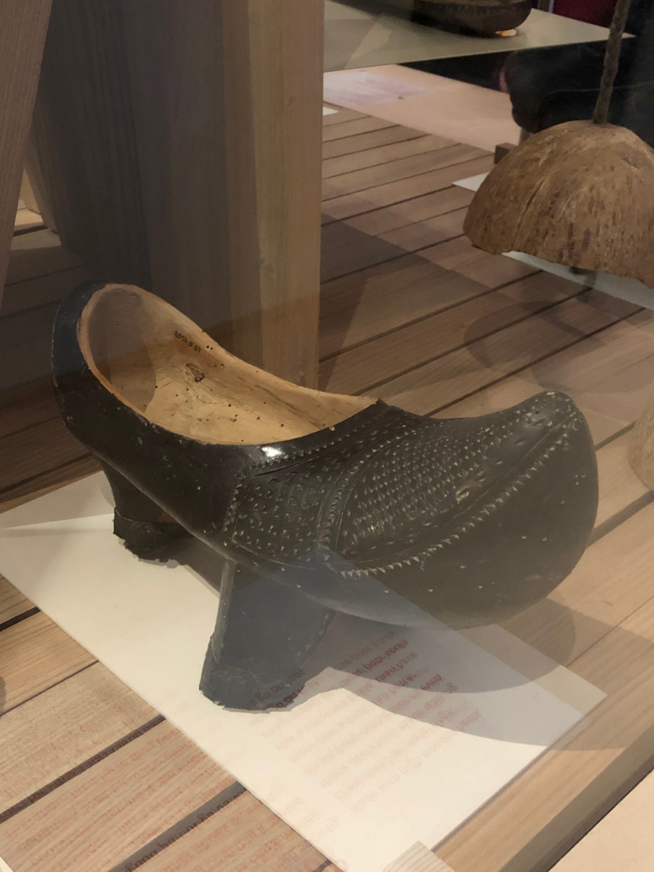 Sabot trépied
1ère moitié du XXè siècle
Espagne
Bois et pneu
Sèvremoine, Musée des Métiers de la chaussure
