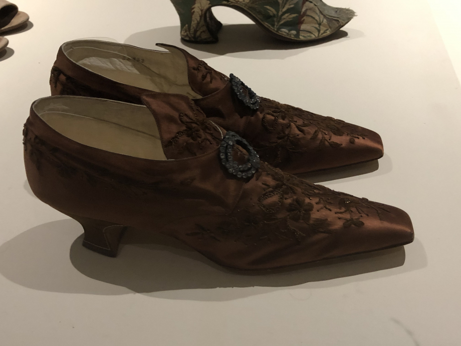Paire de chaussures pour femme
1900 - 1910
Paris
Cuir, satin de soie brodé de chenille et perles
Paris, Musée des Arts Décoratifs