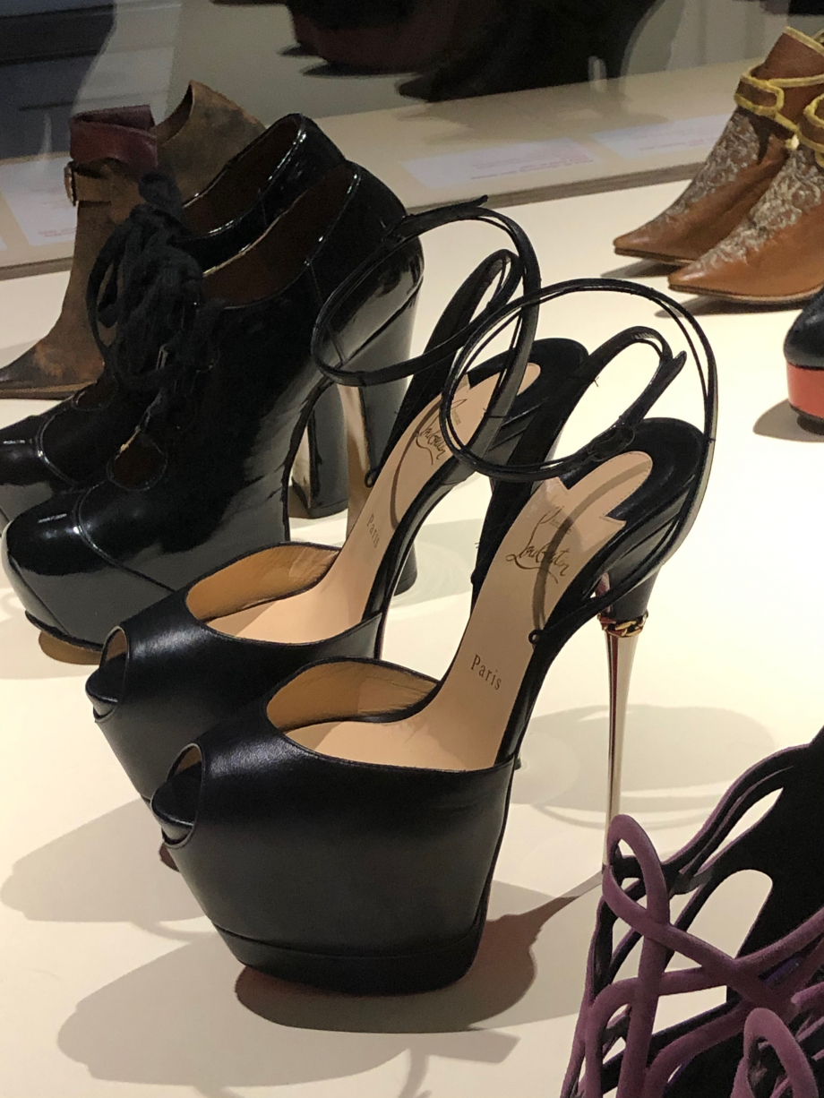 Christian Louboutin
Paire de chaussures pour femme modèle 