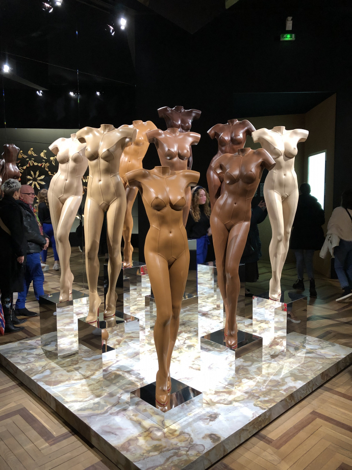 Crée en 2009, la série des Nudes est considéré dans l'histoire de la mode comme un acte créatif pionnier.
Louboutin a imaginé un soulier de couleur chair.
Les Nudes comptent aujourd'hui 8 nuances de carnations différentes.
Les sculptures de cuir sensuelles moulées à partir d'un corps féminin ont été créées pour l'exposition par les artists Whitaker & Malem ; depuis 1995 ils se sont spécialisés dans cette technique de sculpture.