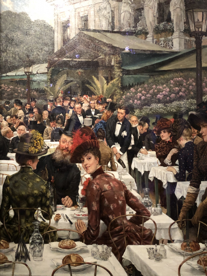 Les femmes d'artistes
vers 1883 1885
Norfolk, Chrysler Museum of Art

Tissot représente ici les festivités accompagnant le vernissage du Salon qui se tient alors au palais de l'Industrie, sur les Champs-Elysées.
Les tables du restaurant Ledoyen (dont on aperçoit l'architecture à l'arrière-plan) ont été dressées en plein air pour les artistes, leurs femmes et leurs amis.
On reconnait le sculpteur Auguste Rodin et le peintre anglais John Lewis Brown parmi les convives.