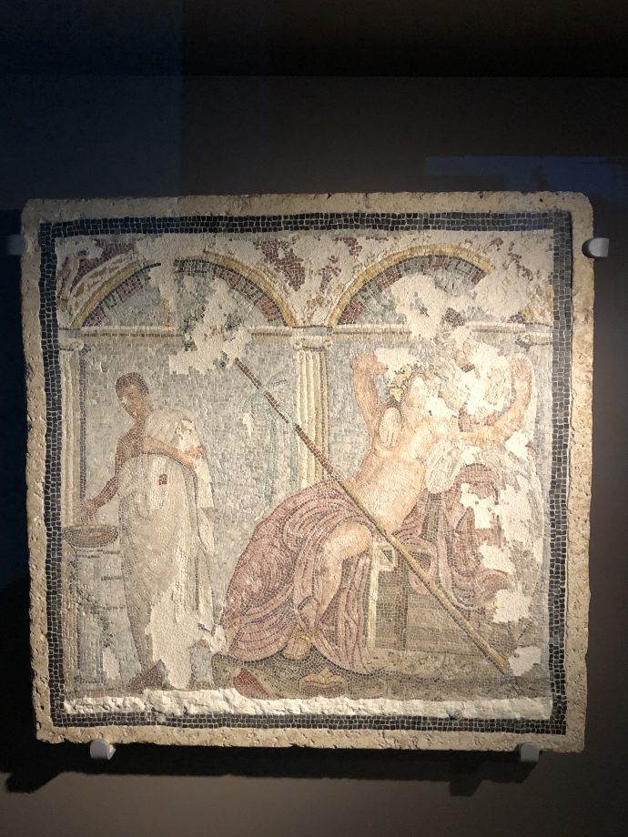 Mosaïque à petites tesselies représentant Dionysos et Ariane
Fontaine le long de la rue du Vésuve