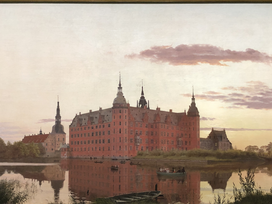 Le Château de Frederiksborg, situé à Hillerød sur trois ilots du Slotssø a été construit par le roi Christian IV au début u XVIIème siècle, pour affirmer son statut de monarque européen. il s'agit de l'un des plus grands châteaux de Scandinavie et il est considéré comme le chef-d'oeuvre de la renaissance danoise