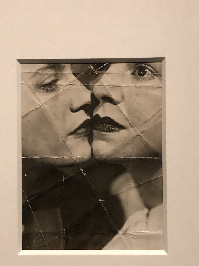Le baiser
1932
épreuve gélatino  argentique tirée par contact
Les marques révèlent que Man Ray, probablement faute de crayon sous la main,  a souhaité indiquer le cadrage désiré en pliant le contact