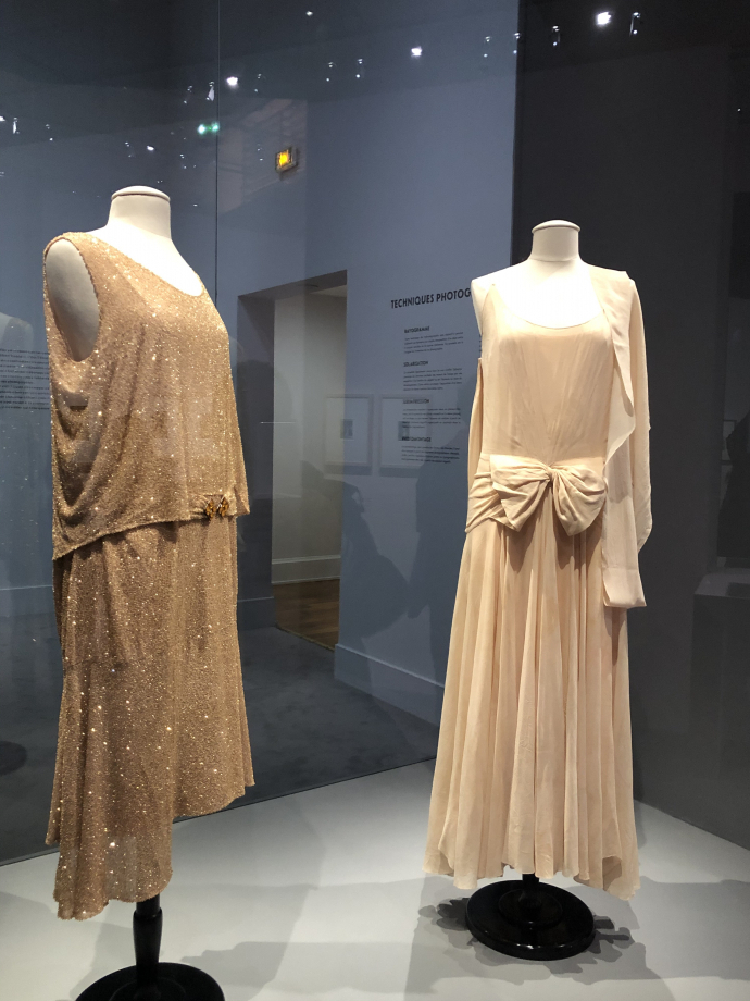 Gabrielle Chanel
à gauche : robe de 1927 mi-longue en crêpe de soie beige entièrement brodé de petites perles tubulaires dorées 