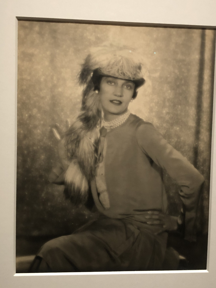Daisy Fellowes (1890-1962)
Eminente beauté personnalité mondaine, proche de Schiaparlli, Daisy Fellowes sera responsable du bureau parisien de Harper's Bazaar dans les années 1930