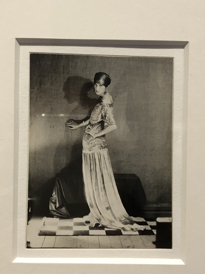 Peggy Guggenheim dans une robe de Poiret
1924
Riche héritière américaine, elle arrive à Paris en 1921. Elle fréquente l'avant-garde parisienne et notamment Marcel Duchamp. Elle sera une des grandes collectionneuses du siècle.
Elle porte une robe de Paul Poiret de 1923 dite 