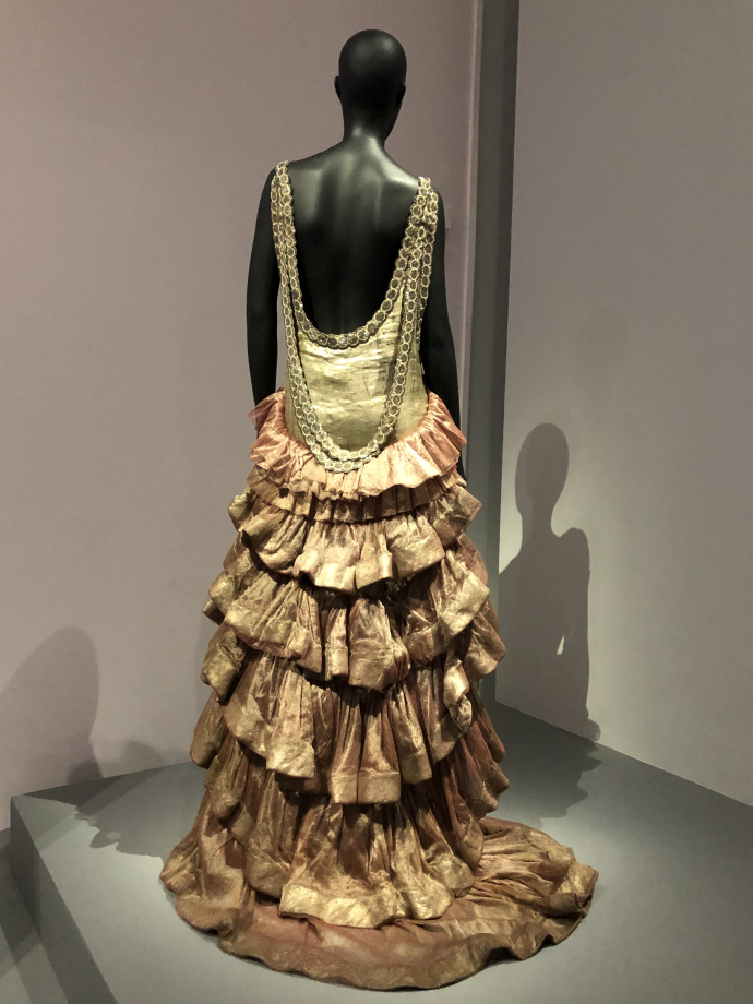Jeanne Lanvin
Apollon
1925
Robe du soir en deux parties : robe en lamé et perlage et sur-jupe (pouvant être portée en cape) en tulle lamé rose et doré