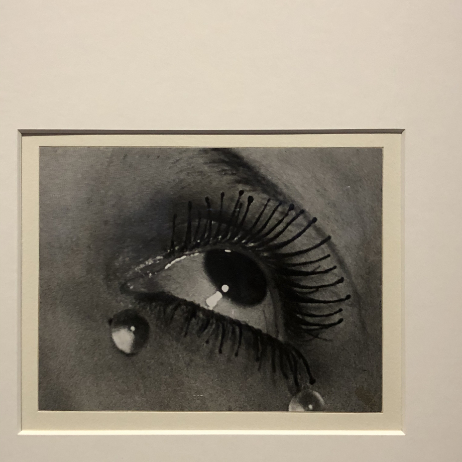 L'oeil (les larmes)
1933
Le modèle est Lydia, danseuse de French Cancan, le contour des yeux est perlé de larmes de verre
