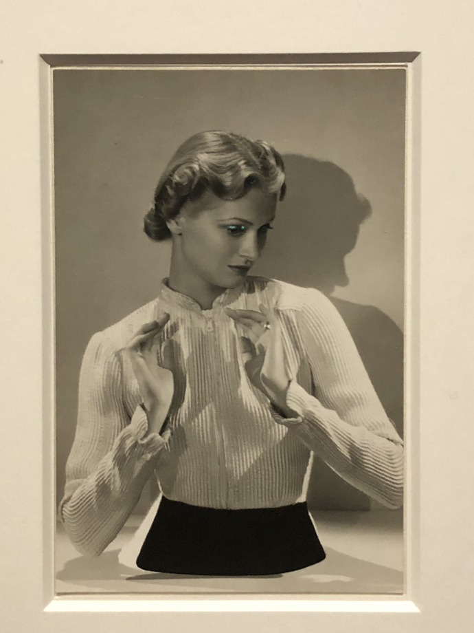 Mode
vers 1936
Publiée dans Harper's Bazaar de novembre 1936, ce modèle vivant est traité comme un mannequin inanimé.