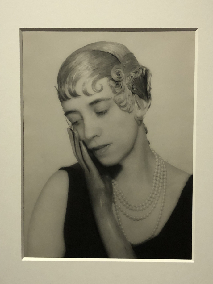 Elsa Schiaparelli (avec une perruque)
1934
