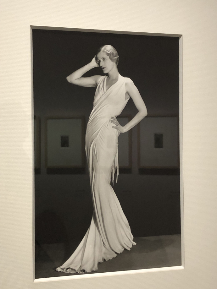Madame Toulgouat portant une robe du soir en coton d'Elsa Schiaparelli
1930