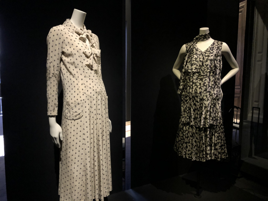 Gauche : robe entre 1930 et 1939
Surah ivoire imprimé 
Droite : ensemble robe et écharpe vers 1936
crêpe de chine ivoire, imprimé noir