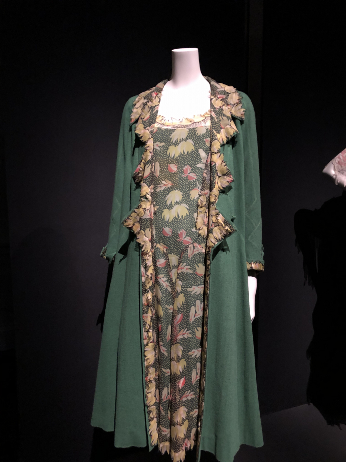 Ensemble de jour robe et manteau
1929
Toile de laine verte, mousseline de soie imprimé multicolore
