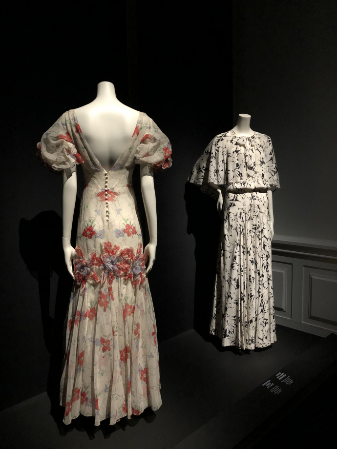 gauche : robe 1935 organza de soie ivoire imprimé multicolore
droite : ensemble robe et cape entre 1933 et 1935, crêê de soie ivoire imprimé noir