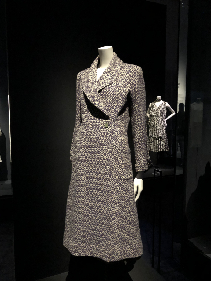 Tailleur
entre 1927 et 1929
tweed de laine chiné brun et écru
Lors de ses voyages en Ecosse au milieu des années 1920, Gabrielle Chanel découvre le tweed. Son premier fournisseur est alors Linton Tweeds, installé dans la ville de Carlisle. Par la suite, pour fabriquer ses ensembles, elle fera appel aux plus grands fabricants de tissus français