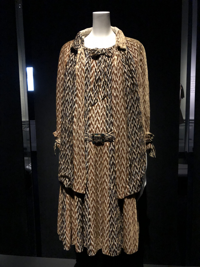 Ensemble de jour robe, veste et ceinture
entre 1928 et 1930
Velours de soie façonné multicolore fond mousseline, soie sauvage écrue matelassée