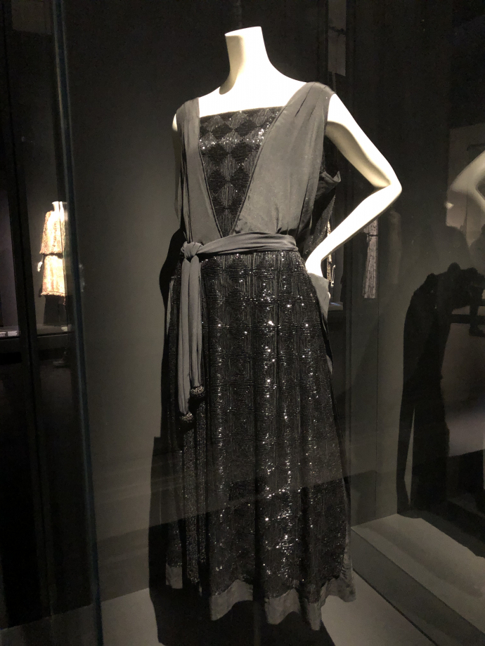Robe
Entre 1917 et 1919
Tulle de soie noir brodé de tubes en verre, crêpe de chine noir, glands de passementerie perlée noirs