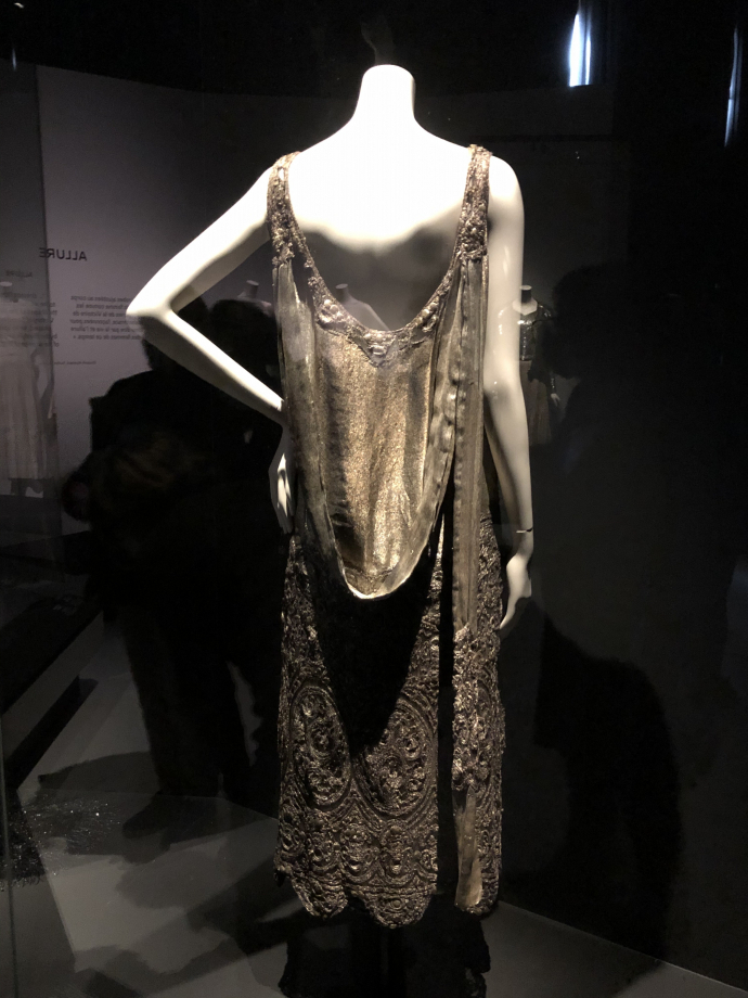 Robe du soir
1924
Lamé nor, dentelle or brodée de cabochons or
