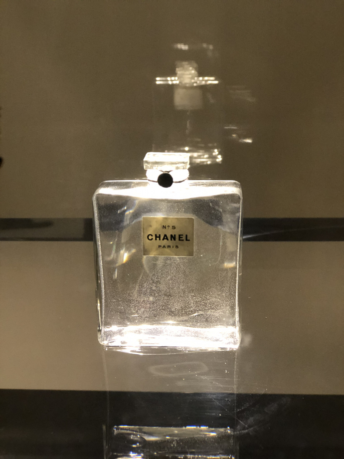 Parfum n°5
1921
Verre, cordonnet en coton, cachet de cire, papier