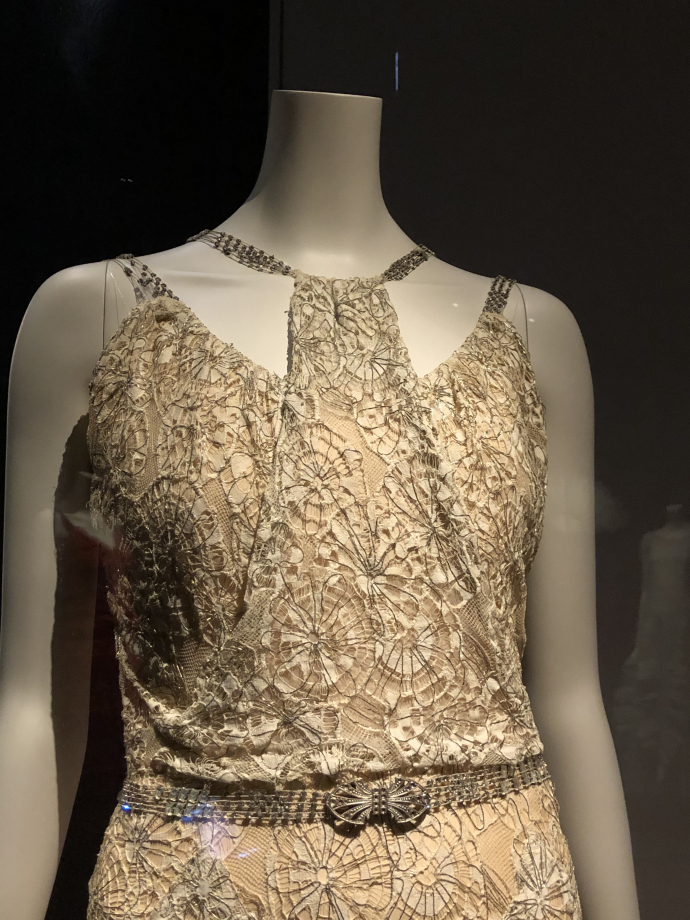 robe du soir
automne hiver 1933 1934
dentelle de soie ivoire et de fil métallique or, strass