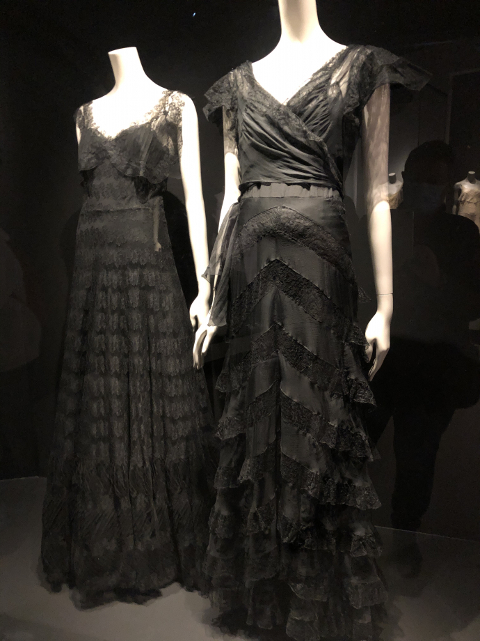 gauche : robe du soir vers 1937, dentelle et tulles de soie noirs, mousseline de soie chair
droite : robe du soir printemps été 1933, mousseline de soie crêpée, dentelle et taffetas de soie noirs