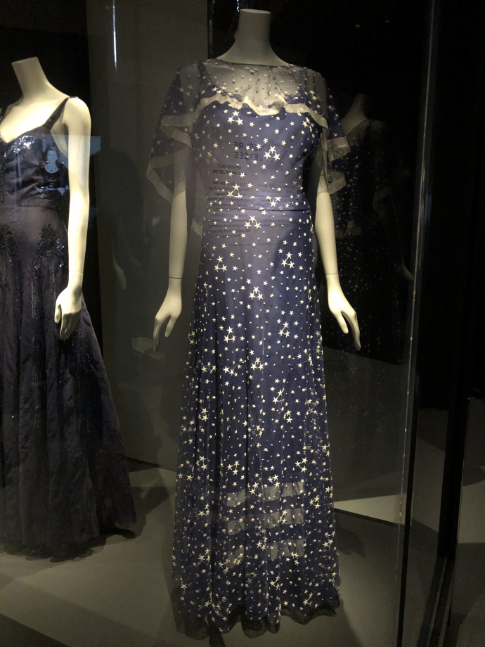 Robe du soir vers 1939
Tulle de soie bleu nuit brodé de paillettes argent, crêpe de soie bleau

Sublime robe