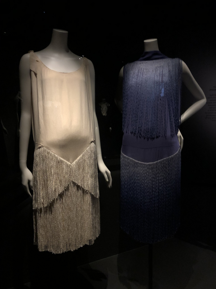 gauche : robe du soir printemps été 1927, crêpe et franches de soie ivoire
droite : robe du soir automne hiver 1926 1927, crêpe Georgette bleu nuit, franges de soie teintées en dégradé de bleu