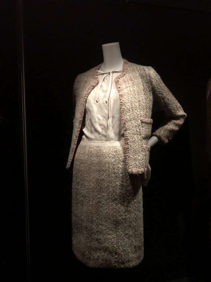 le fameux tailleur Chanel
Tailleur automne hiver 1964 1965
Tweed chiné beige, métal doré, crêpe de chine rose