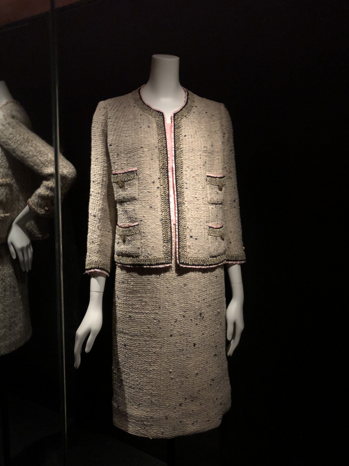 Tailleur veste et jupe, blouse moderne
Automne hiver 1961 1962
Tweed chiné multicolore, gros grain noir, galo de fils écru et noir torsadés, pongé de soie rose