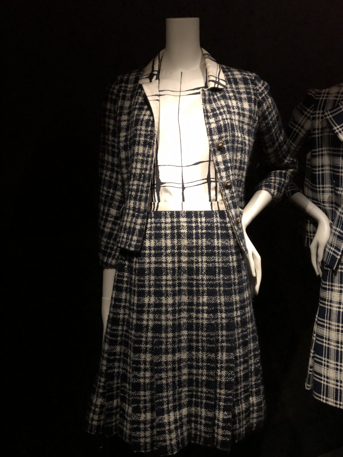 Tailleur veste, blouse et jupe
1964
Tweed à carreaux marine et blanc, twill de soie blanc imprimé marine