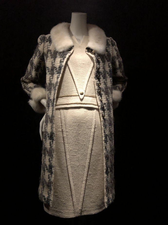 Ensemble manteau, corsage et jupe
Automne hiver 1965 1966
Lainage pied-de-coq ivoire et gris, vison blanc, tweed ivoire, métal doré