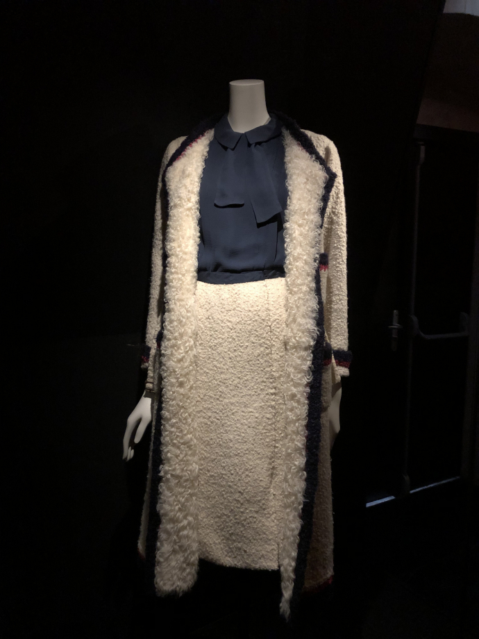 Manteau et ceinture
Vers 1964
Lainage ivoire, galon de laine rose et marine
