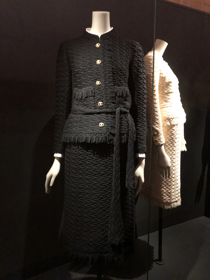 Tailleur veste, jupe et ceinture porté par Marlène Dietrich
1970
Jersey de laine fantaisie noir de Marescot
Berlin, Deutsche Kinematek, collection Marlène Dietrich