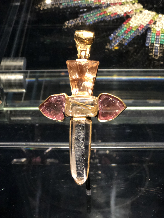 Pendentif croix
Chanel et Goosens
Années 1960
Or, cristal de roche quartz de rose, tourmaline