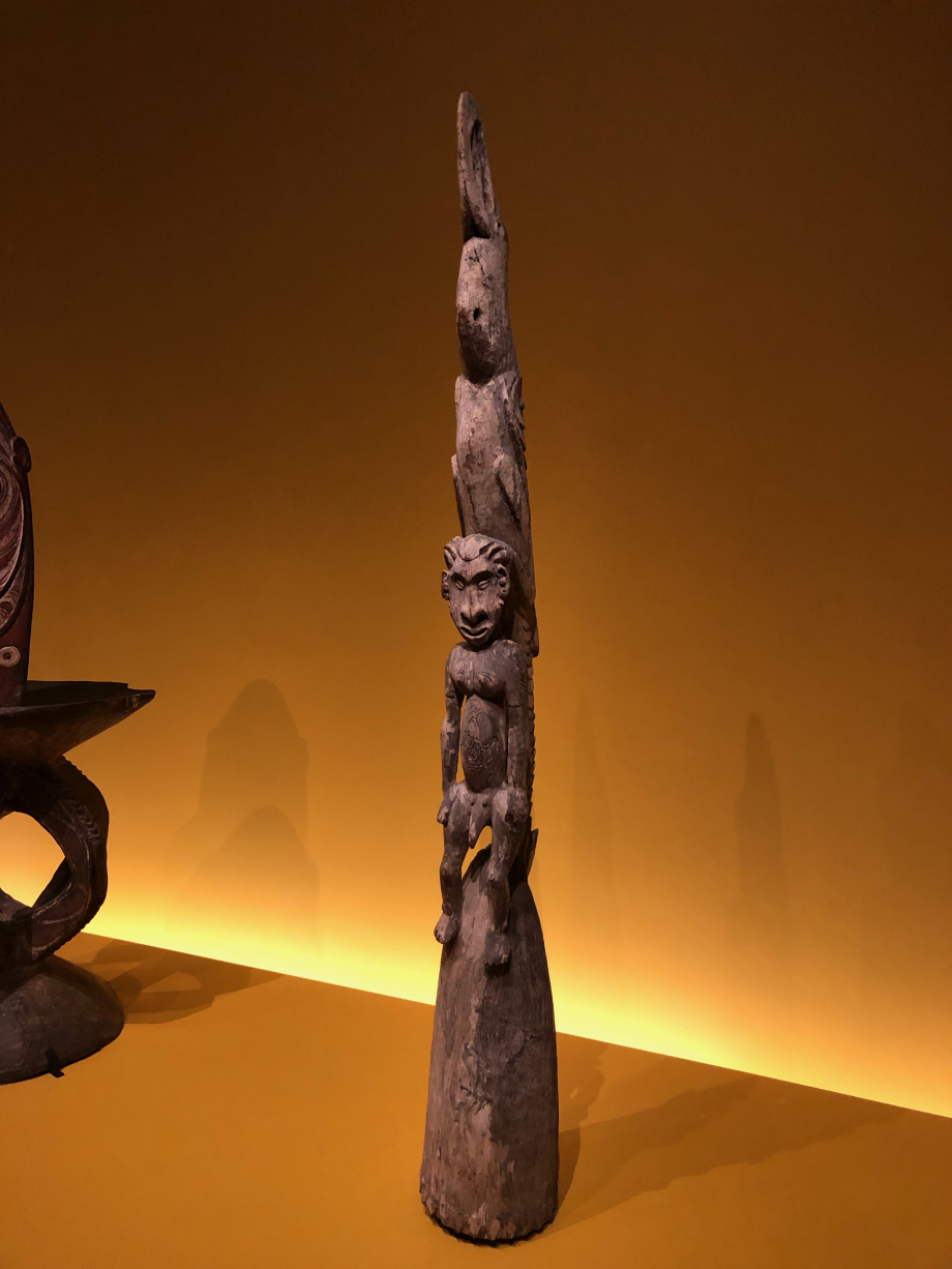 Sculpture de faitage
Milieu du XXè siècle - Papouasie-Nouvelle-Guinée

Cette sculpture ornait une des deux pointes du toit d'une grande maison des hommes. Elle représente un homme, saisi aux épaules par un grand oiseau-crocodile