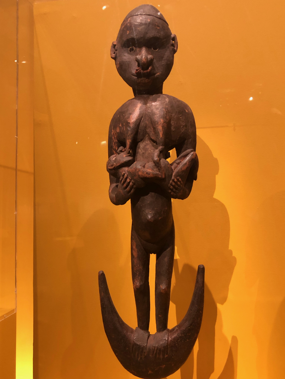 Crochet de suspension mère et enfant
Milieu du XXè siècle
Papouasie-Nouvelle-Guinée
National Museum van Wereldculturen, Amsterdam, Pays-Bas
