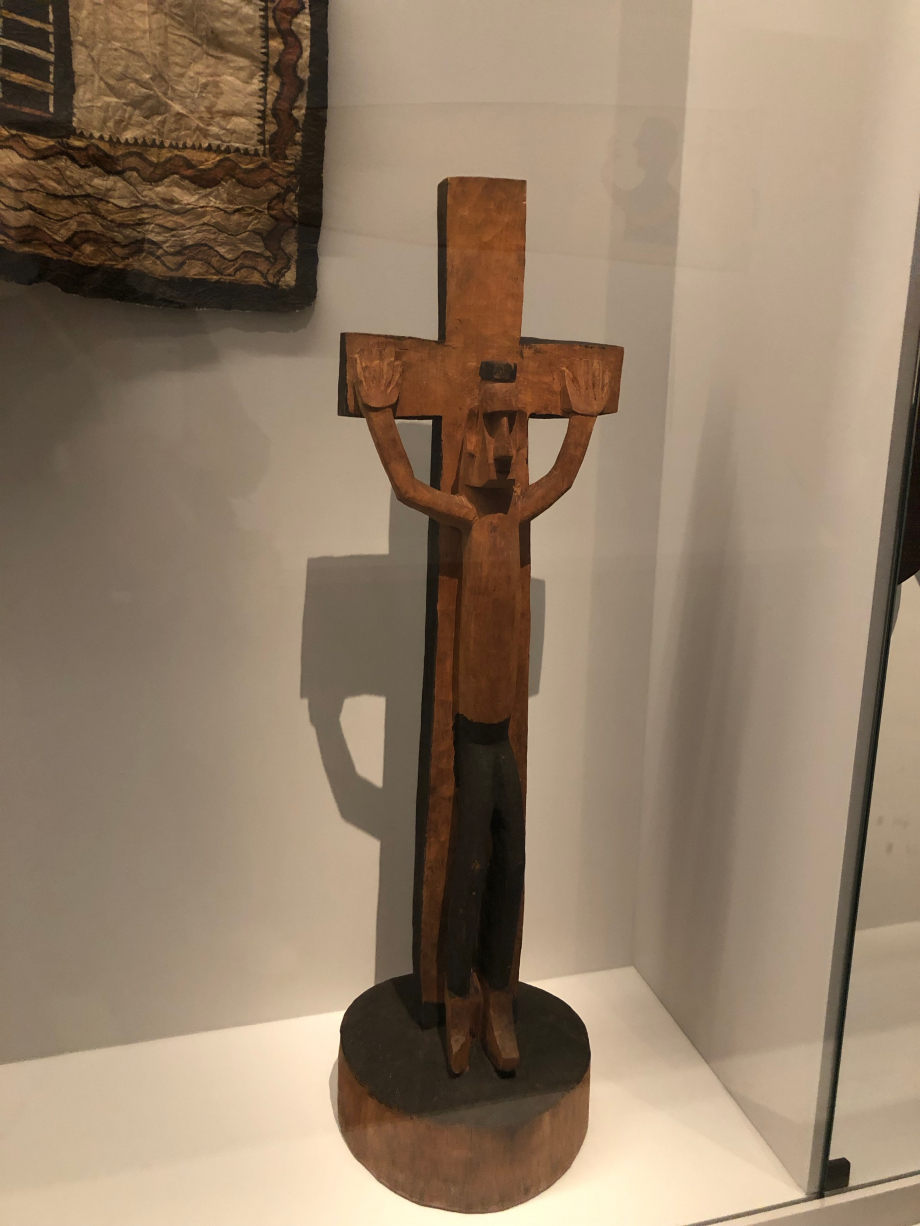 Crucifix - première moitié du XXè siècle - Îles Salomon

Pour beaucoup d'habitants du Pacifique, la conversion au christianisme est d'abord un choix stratégique. 
Rapidement un art chrétien se développe sur les îles où de nombreux édifices culturels deviennent des lieux syncrétiques. Aujourd'hui encore les églises sont ornées de nattes et d'étoffes d'écorce et la messe est annoncée au son de conches.