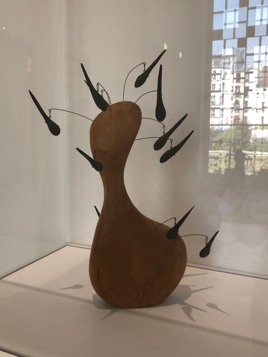 Calder
Bouteille en bois avec poils (en anglais c'est wooden bottle with hairs)
1943
Whitney Museum of American Art New York