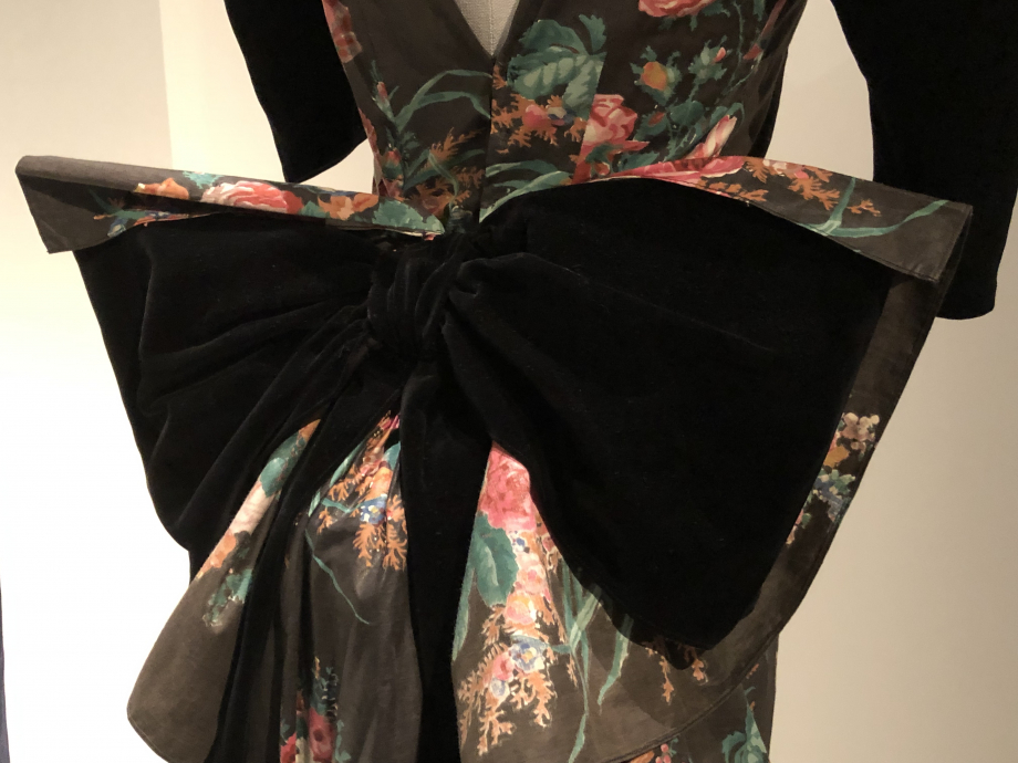 Cette robe aurait été improvisée par Paul Poiret pour la donatrice à l'occasion d'un bal costumé