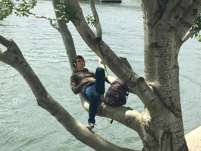 Ce jeune homme a trouvé le bon endroit pour sa sieste