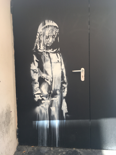 Oeuvre de Banksi sur la porte de secours du Bataclan en hommage