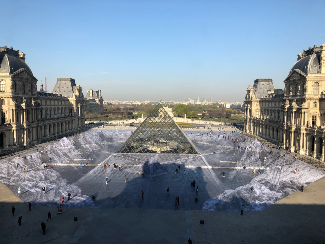L'artiste JR fête les 30 ans de la Pyramide du Louvre