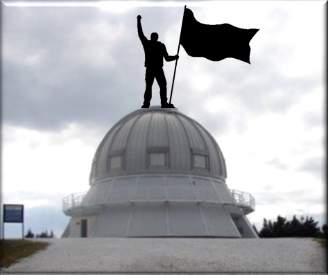 https://static.blog4ever.com/2016/03/816195/Mont-M--gantic---Longue-travers--e---Observatoire-silhouette-homme-drapeau.jpg