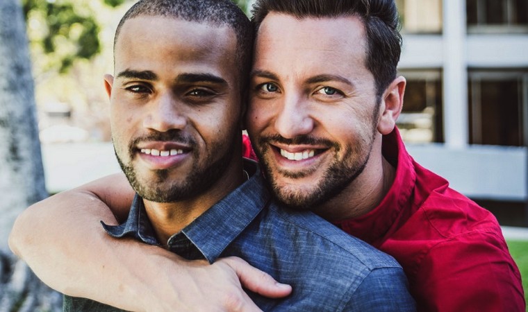 https://static.blog4ever.com/2016/03/816195/Wokisme---Couple-homosexuel-hommes.jpg