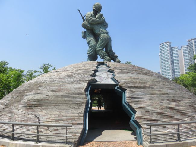 Statue de 2 frères soldats, un nord coreen et un sud coréen