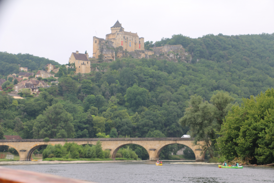 Le château de Castelnaud, classé Monument Historique en 1966, domine la vallée de la Dordogne.
Ce château fort est entièrement consacré à l’art de la guerre au Moyen Age.