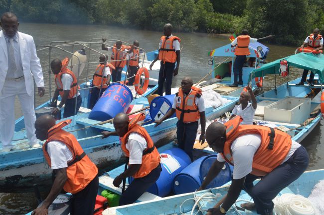 Maîtres pêcheurs en position d'embarquer