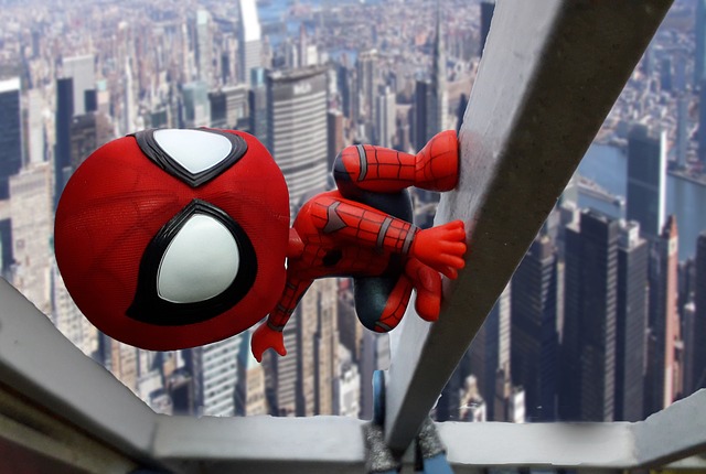 Spiderman accroché sur la façade d'un immeuble